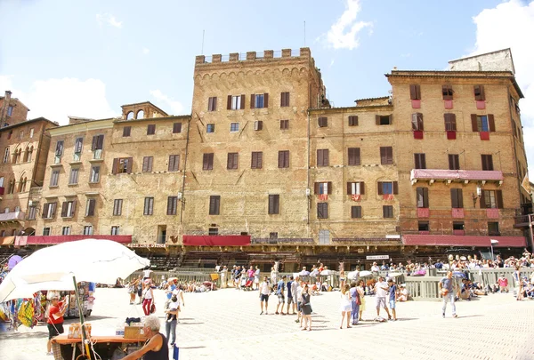 Pohled na náměstí Piazza di Siena — Stock fotografie