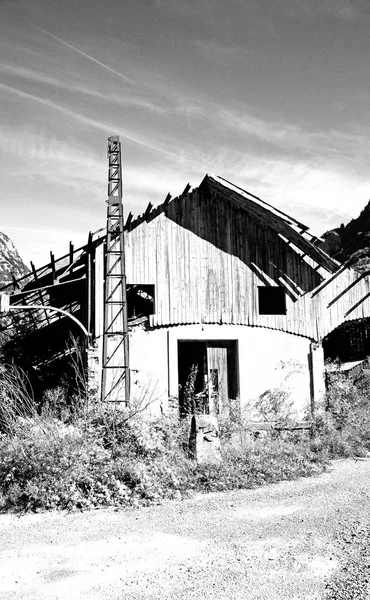 Canfranc で放棄され、荒廃した家、ウエスカ、スペイン — ストック写真