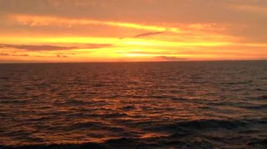 Volga Nehri'nde 18 Temmuz 2016 günbatımı; 20:59 p.m.; Rusya