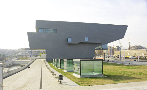 Стеклянные кубики в Museu del Disseny в Барселоне; 12: 45 ; 7 мая 2016; Каталония, Испания
