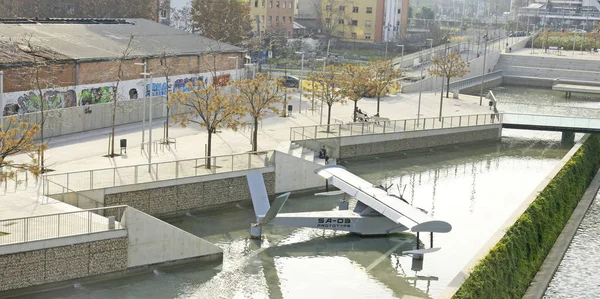 在巴塞罗那的博物馆 Del Disseny 的池塘中的飞机 下午12 2016年5月7日 加泰罗尼亚 西班牙 — 图库照片
