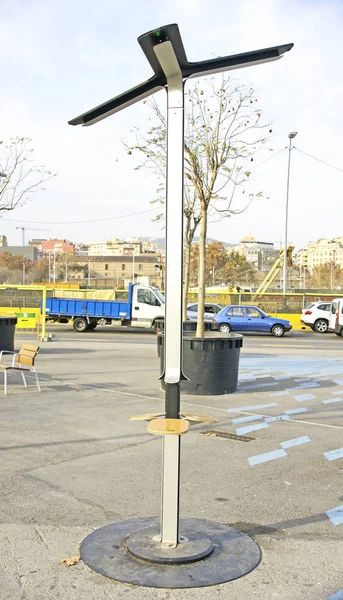 Solarladegerät Für Mobiltelefone Auf Der Plaza Les Glories Catalanes Uhr — Stockfoto