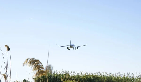 Avião Comercial Sobrevoando Delta Del Llobregat Maio 2014 Barcelona Catalunha — Fotografia de Stock