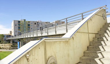 Köprü Mol Nou, Barcelona; 12:35 PM.; 23 Temmuz 2015; Catalunya, İspanya,