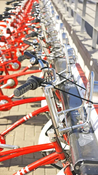 Parcheggio Biciclette Con Edificio Moderno Sullo Sfondo Barcellona Luglio 2016 — Foto Stock