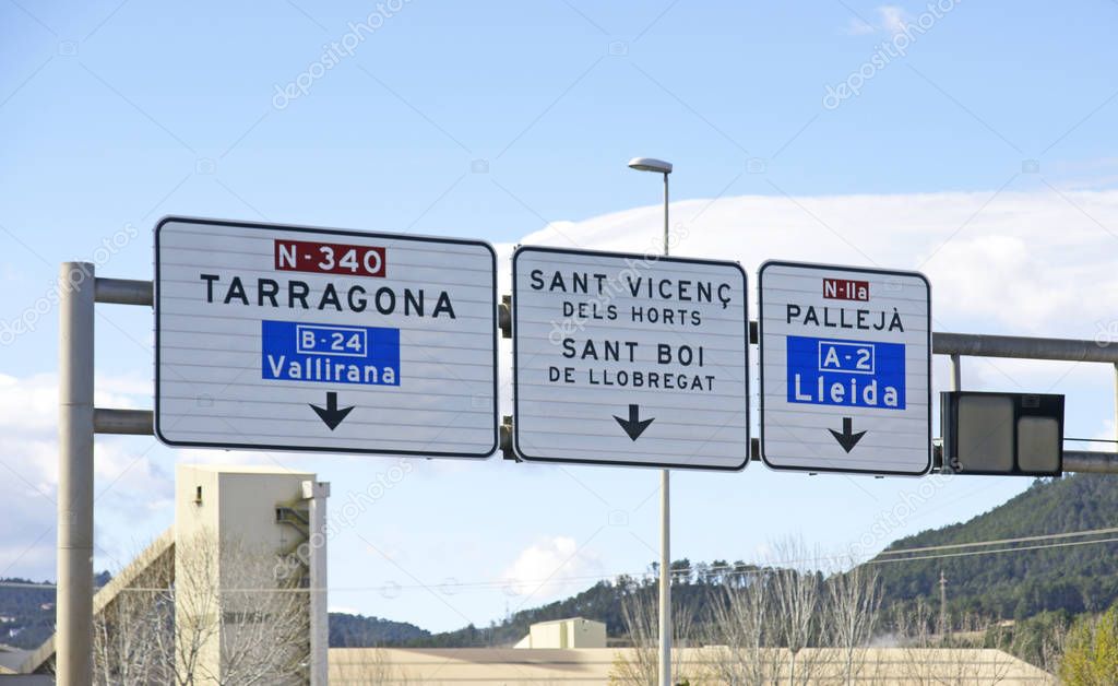 Signage on the Sant Viens del Horts road, 14:10 p.m .; July 25, 2015; Barcelona, Catalunya, Spain