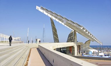Güneş paneli Parc Forumu, Sant Adria del Besos; 14:15 16 Temmuz 2015 '; Barcelona, Catalunya, İspanya