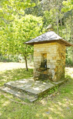 Galiçya 'da bir yolda inziva ve piknik alanı olan manzara, 13: 20. ; 16 Mayıs 2016; Galiçya, İspanya, Avrupa
