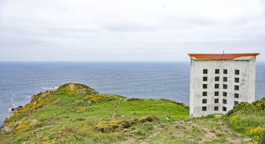 Estaca de Bares deniz fenerinin genel görünümü, 13: 25. ; 18 Mayıs 2017; A Corua, İspanya, Avrupa