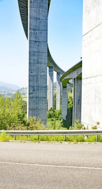 Asturias Prensliği 'ndeki viyadük destekli sütunlar, 15: 30. ; 25 Mayıs 2017; Asturias, İspanya, Avrupa