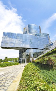 Barcelona 'daki modern cam bina, 18 Haziran 2018; Katalunya, İspanya, Avrupa