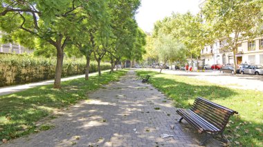Barcelona Konferans Salonu 'nun yanındaki bahçeler, öğlen 12: 25. ; 14 Haziran 2018; Barselona, Katalunya, İspanya, Avrupa