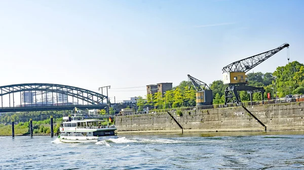 ドイツとオランダの間のライン川の産業風景 30午後 2017年8月ヨーロッパ — ストック写真
