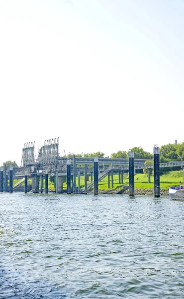 ドイツとオランダの間のライン川の産業風景 30午後 2017年8月ヨーロッパ — ストック写真