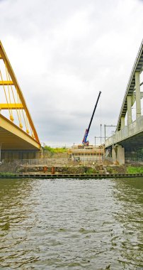 Hollanda 'daki Waal Nehri' nin kıyısında 14: 15 'te endüstri ve doğa. ; 15 Ağustos 2016 Hollanda, Hollanda, Avrupa