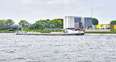 Mosa Nehri üzerindeki sanayi bölgesi, 17 Temmuz 2018; Hollanda, Avrupa