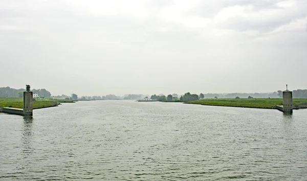 Βιομηχανία Και Φύση Στις Όχθες Του Ποταμού Waal Στην Ολλανδία — Φωτογραφία Αρχείου