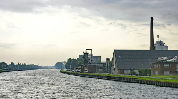 荷兰瓦尔河河岸的工业和自然 下午14 August 2016 Holland Netherlands Europe — 图库照片