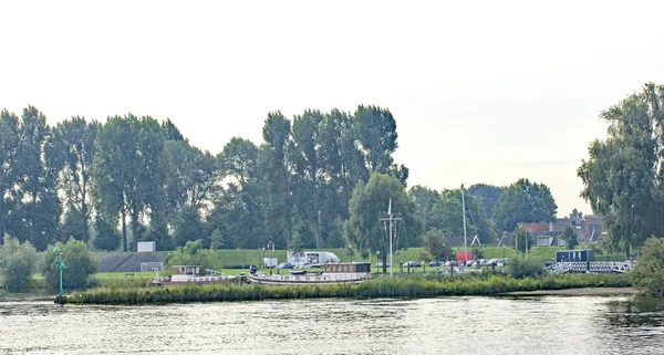 Βιομηχανική Ζώνη Στον Ποταμό Μόσα Ιουλίου 2018 Ολλανδία Ευρώπη — Φωτογραφία Αρχείου