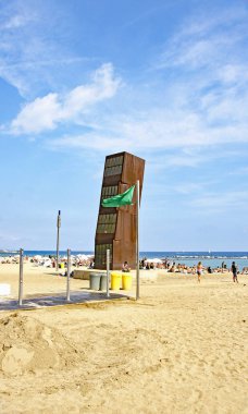 Barceloneta 'da L' Estel Ferit 'in heykelinin olduğu plajın panoramiği, 13: 40. ; 28 Temmuz 2016; Katalonya, İspanya, Avrupa