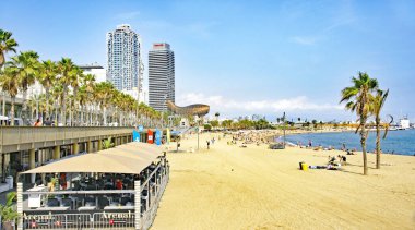 Barceloneta 'da L' Estel Ferit 'in heykelinin olduğu plajın panoramiği, 13: 40. ; 28 Temmuz 2016; Katalonya, İspanya, Avrupa