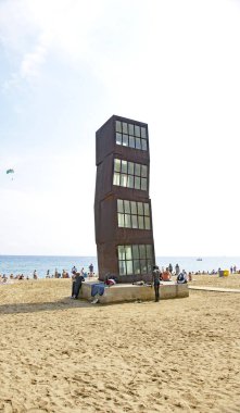 Barceloneta 'da L' Estel Ferit 'in heykelinin olduğu plajın panoramiği, 13: 40. ; 28 Temmuz 2016; Katalonya, İspanya, Avrupa
