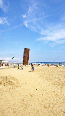 Barceloneta 'da L' Estel Ferit 'in heykelinin olduğu plajın panoramiği, 13: 40. ; 28 Temmuz 2016; Katalonya, İspanya, Avrupa