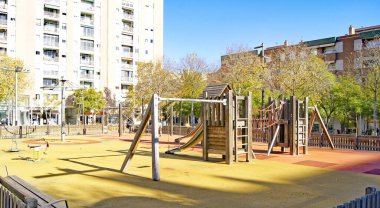 Nou Barris bölgesinde oyun parkı, öğlen 12: 40. ; 16 Haziran 2018; Barselona, Katalunya, İspanya, Avrupa