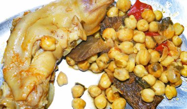 Tabakta nohut servis edilen domuz paçaları.