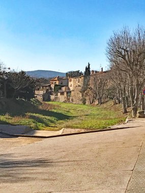 Baix Ampurdan 'da Monells Panoramisi; 12: 45. ; Mayıs 2017; La Garrotxa bölgesi, Girona, Katalonya, İspanya, Avrupa