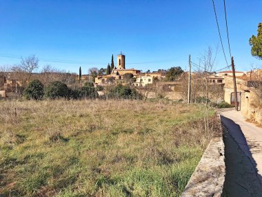 Baix Ampurdan 'da Monells Panoramisi; 12: 45. ; Mayıs 2017; La Garrotxa bölgesi, Girona, Katalonya, İspanya, Avrupa