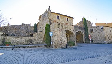 Baix Ampurdan 'da Monells Panoramisi; 12: 45. ; Mayıs 2017; La Garrotxa bölgesi, Girona, Katalonya, İspanya, Avrupa