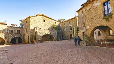 Baix Ampurdan 'da Monells Panoramisi; 12: 45. ; Mayıs 2017; La Garrotxa bölgesi, Girona, Katalonya, İspanya, Avrupa