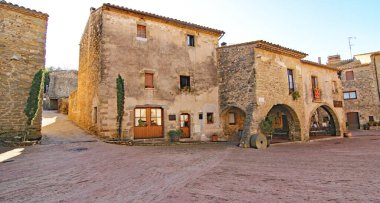 Baix Ampurdan 'da Monells Panoramisi; 12: 45. ; Mayıs 2017; La Garrotxa bölgesi, Girona, Katalonya, İspanya, Avrupa