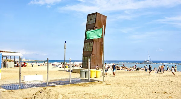 Barceloneta 'da L' Estel Ferit 'in heykelinin olduğu plajın panoramiği, 13: 40. ; 28 Temmuz 2016; Katalonya, İspanya, Avrupa