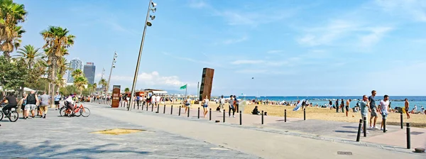 Panoramique Plage Avec Sculpture Estel Ferit Barceloneta 13H40 Juillet 2016 — Photo