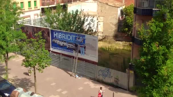 Colocación Cartel Publicitario Una Calle Barcelona Julio 2017 Cataluña España — Vídeo de stock