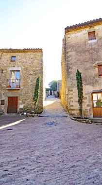 Baix Ampurdan 'da Monells Panoramisi; 12: 45. ; Mayıs 2017; La Garrotxa bölgesi, Girona, Katalonya, İspanya, Avrupa