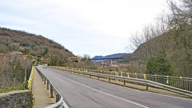 Castellfullit de la Roca 'nın panoramik görüntüsü, öğlen 12: 30. ; 16 Haziran 2018; Girona, Katalonya, İspanya, Avrupa