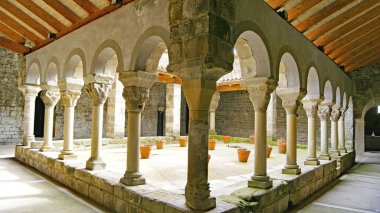 Sant Pere de Casserres Manastırı, 13: 20; 15 de Junio de 2016; Comarca del Osona, Barcelona, Katalonya, İspanya, Avrupa