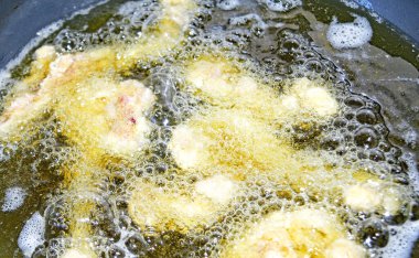 Çocuk kızgın yağda dövülmüş.