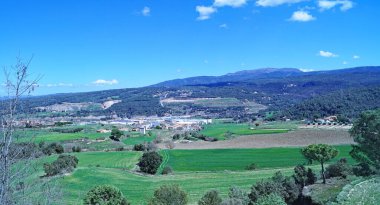 Osona bölgesinin manzarası, 13: 45. ; 17 Temmuz 2019; Girona, Katalonya, İspanya, Avrupa