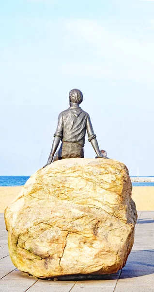 Veduta Della Spiaggia Arbeyal Con Scultura Che Rende Omaggio Bambini — Foto Stock