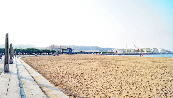 Veduta Della Spiaggia Arbeyal Con Scultura Che Rende Omaggio Bambini — Foto Stock