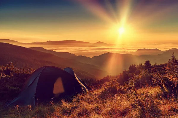 Tent and sunrise in the mountains, hdr — Stock Photo, Image