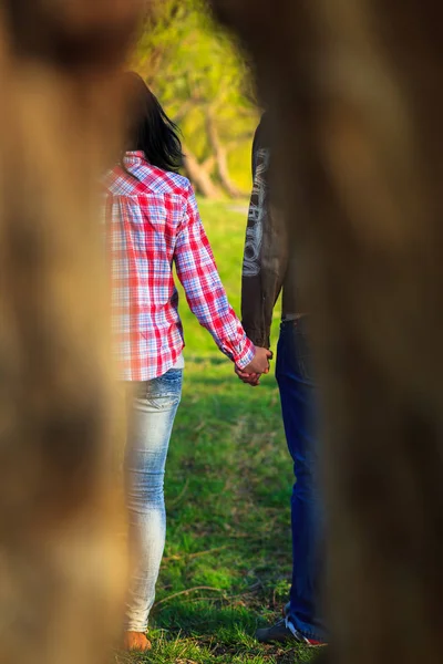 Paar spaziert im Stadtpark — Stockfoto