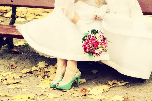 在明亮的衣服，坐在板凳上的新娘 — 图库照片