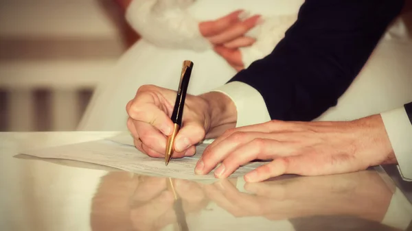 Menyasszony és a vőlegény aláírása a házassági anyakönyvi kivonat — Stock Fotó