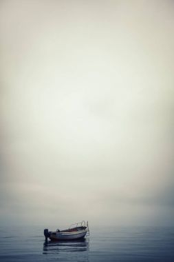 Yalnız gemi limanda sakin suda