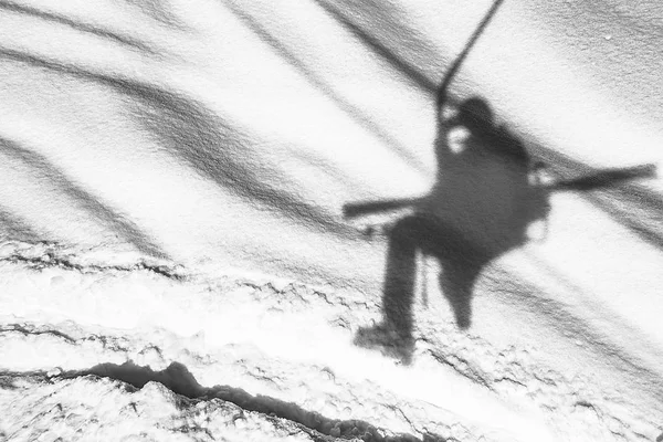 Тень лыжного подъемника на горнолыжном курорте — стоковое фото
